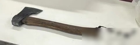 毕业生送斧头作纪念