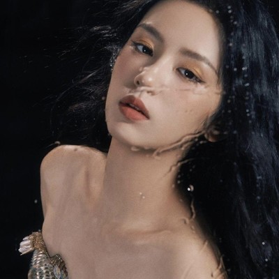 周也妈妈装性感张力引热议