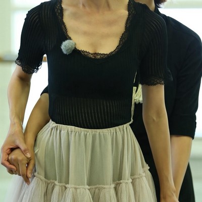 林志玲黑色蕾丝造型引发热议