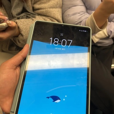 地铁通勤小平板游戏体验