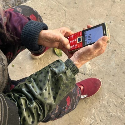 帮老奶奶修手机解难题