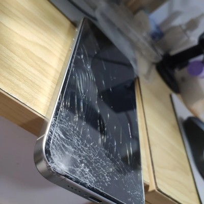 iPhone15 Pro Max四楼坠落