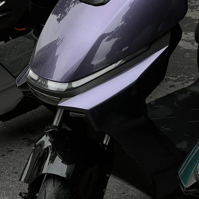 雨天凸显电摩高级感
