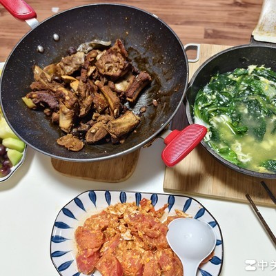 排骨煲里的烟火气