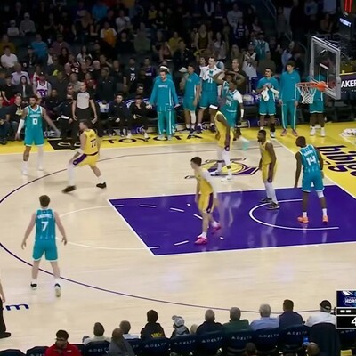 詹姆斯丢球不回追，队友累翻