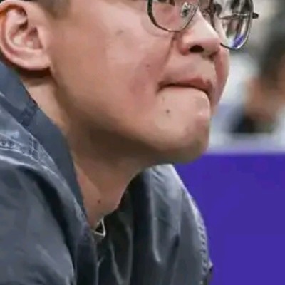 体育生朱芳雨为何戴眼镜？