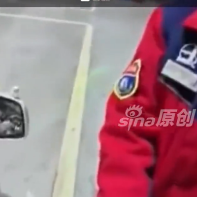 男子摩托加油站洒燃油被拘