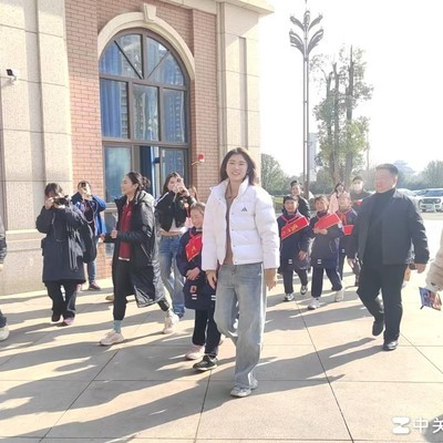 吴艳妮现身校园引发热议