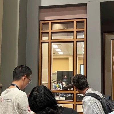 王虹国际数学大会报告，导师拉里古斯守候