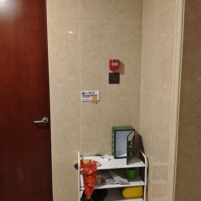 安装柜子遮挡消防报警器