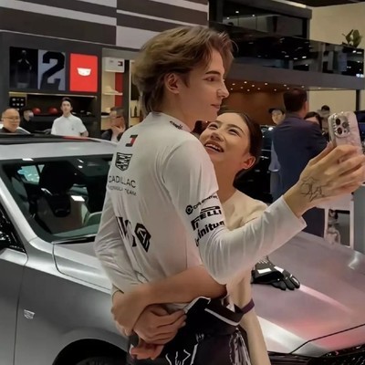 俄罗斯男车模北京车展受热捧