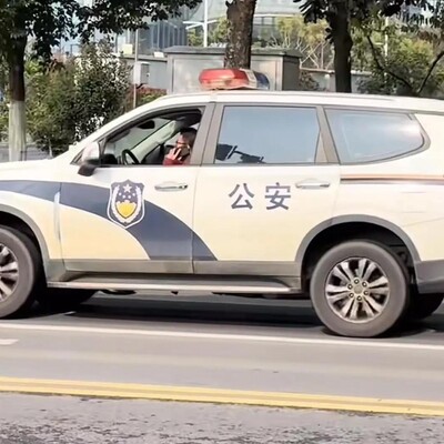南京便衣男子开警车打电话引热议