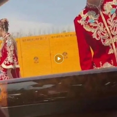 婚车丢新人，宾利车主暖心救援