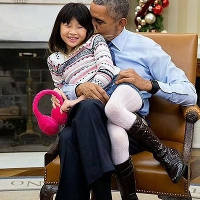 奥巴马与外甥女温馨互动