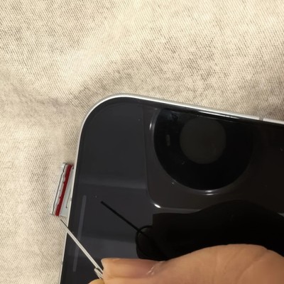 手机卡槽装反致卡住