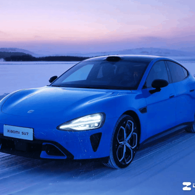 小米SU7避让三轮车撞入寿衣店