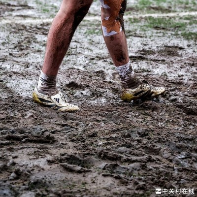 足总杯泥浆大战笑翻天