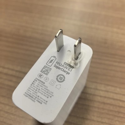 华为快充过热致塑料熔化