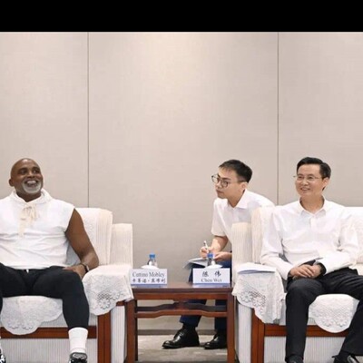嘉兴市委书记会见前NBA球星老猫