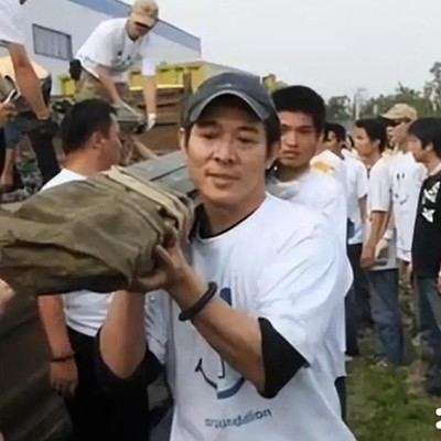 吴京低调做志愿者