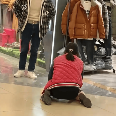 湖北女子跪求买衣引争议