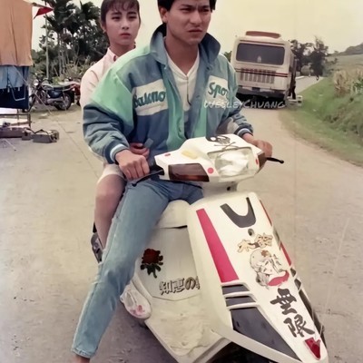 刘德华身后女孩身份引热议