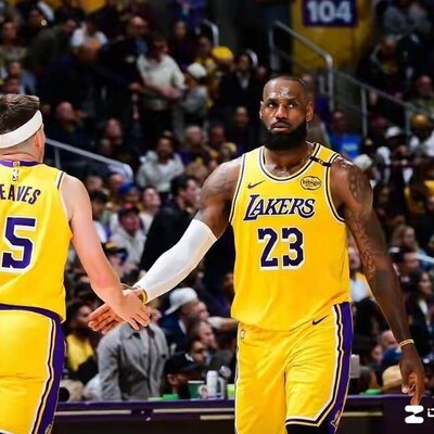 詹姆斯为落选秀里夫斯打下手引热议