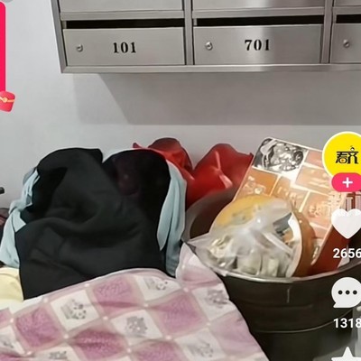 94岁老人楼道打地铺