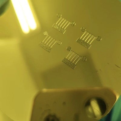 SU8光刻胶曝光后方格开裂问题