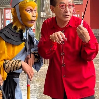 六小龄童现场指导景区孙悟空扮演