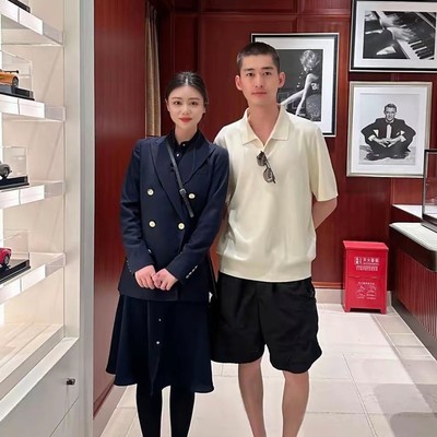 张翰减重变身，清爽亮相上海街头