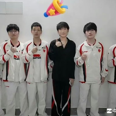 书源与滔搏LPL分部合影趣事