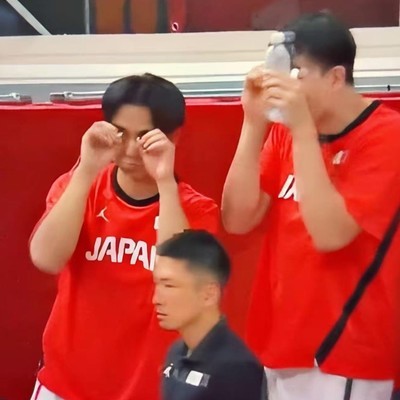 日本球员用哭脸手势嘲讽中国男篮