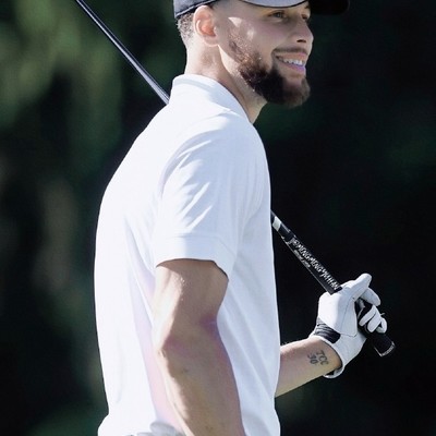 库里跨界玩高尔夫