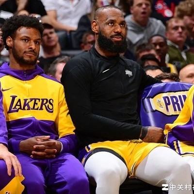 詹姆斯父子换字母哥兄弟？