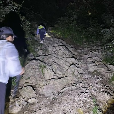 夜攀九峰山登顶记