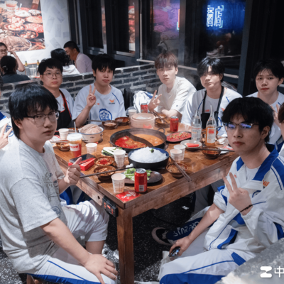 ES首胜赛后聚餐