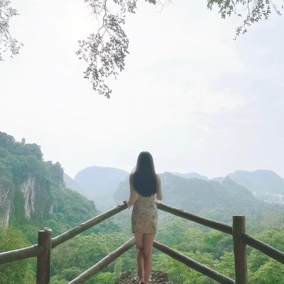 爬山赏景，友情更浓