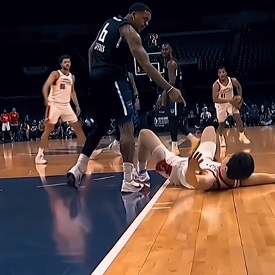 篮球场上他的笑容为何如此尴尬？