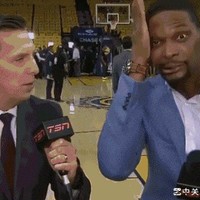 篮球水平下滑的瞬间