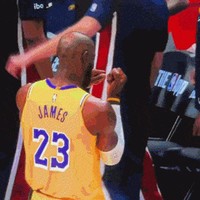 詹姆斯赛前调皮发条竖中指