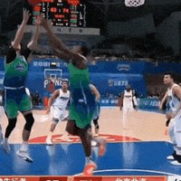 雷诺兹与赖俊豪篮板争抢碰撞事故