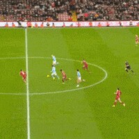 足球规则争议，进球有效还是红牌？