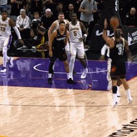 詹姆斯巧妙避开狄龙